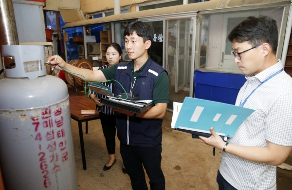 27일 한국가스안전공사, 전기·소방용역업체 등과 함께 합동 점검반을 편성, 전통시장에 대한 안전점검을 실시