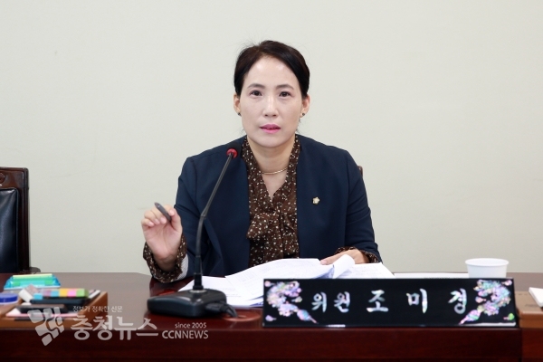 조미경 의원이 복지환경위원회에서 조례 취지를 설명하고 있다.