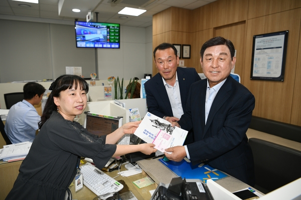 황선봉 군수 필승코리아 펀드 가입 모습