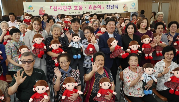 28일 구청 대회의실에서 천사친구 효돌․효순이 입양식 개최