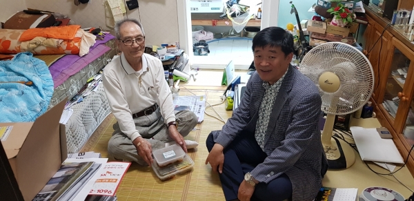 지난 23일 신현정 센터장이 독거 치매어르신 가정을 방문해 기억 도시락을 전달하고 어르신의 건강을 상담을 실시