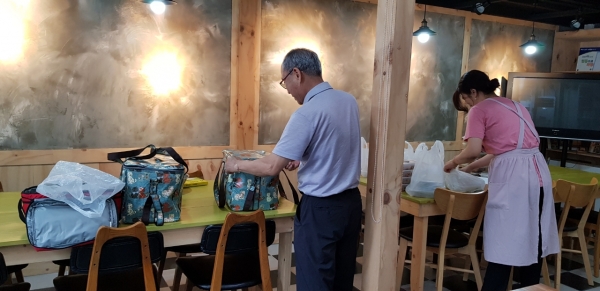 후원업체인 열린부뚜막 협동조합원들이 밑반찬을 만들어 기억 도시락 배달 준비