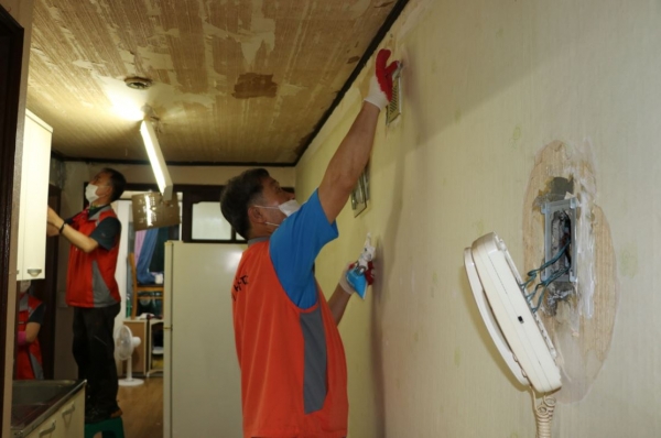 한국타이어앤테크놀로지(주) 대전공장 동그라미봉사단, 고령 국가유공자 노후주택 무료 개보수 지원 사업 실시