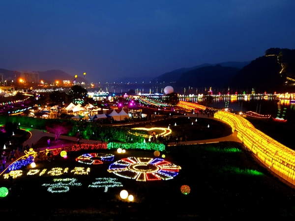 지난 64회 백제문화제 미르섬 일대 모습