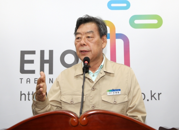 충남교직원 휴양시설 유치 위한 가세로 군수 브리핑 모습