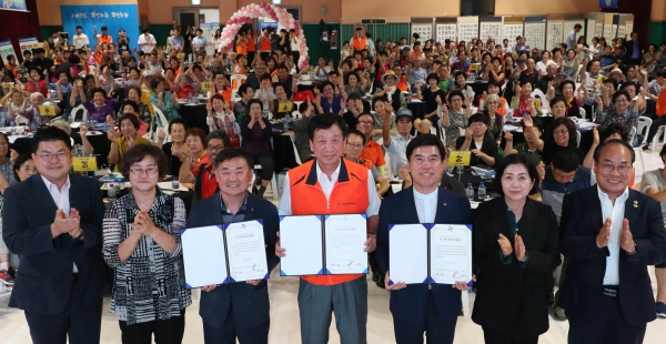 행사 모습(왼쪽부터 이규헌 이장우 국회의원실 비서관, 박영순 동구의회 의원, 서강호 가양2동장, 남승도 가양2동 주민자치회장, 황인호 동구청장, 이나영 동구의회 의장, 윤종명 대전시의회 의원