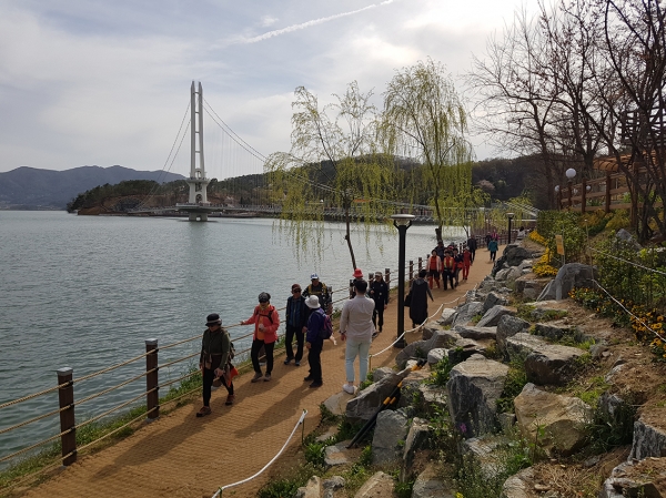 출렁다리와 데크길.