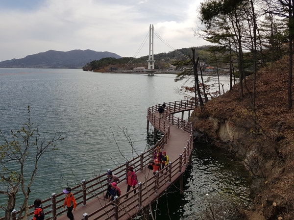 출렁다리와 데크길.