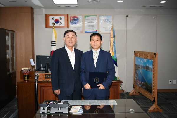 30일 황선봉 체육회장이 신임 이용만 사무국장에게 임명장을        수여하고 기념촬영