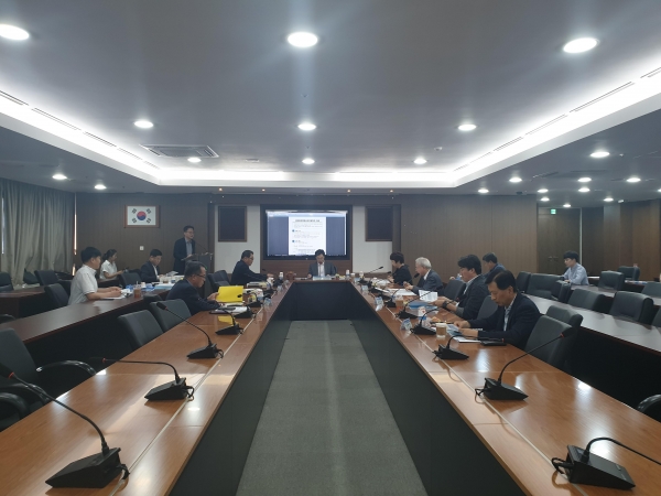지난 26일 천안시지방재정공시심의위원회를 개최해 결산기준 재정공시 사항에 대해 심의하고 있다.