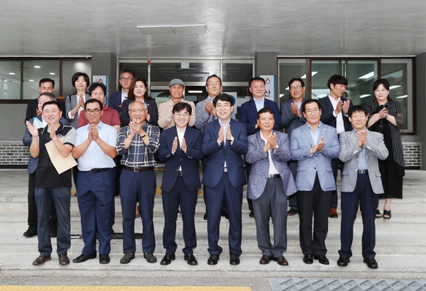 단체사진 앞줄 왼쪽 4번째 인태연 청와대 자영업 비서관, 5번째 맹정호 서산시장