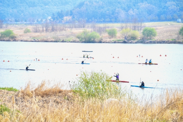 지난 4월 치러진 백마강배 카누대회 장면