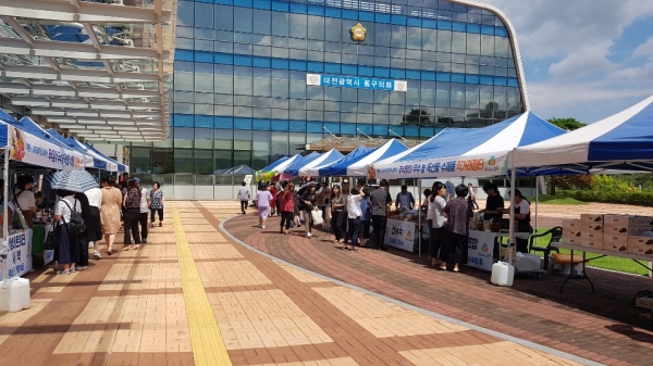 30일 동구청 잔디광장에서 열린 추석맞이 직거래장터를 많은 시민들이 찾고 있다