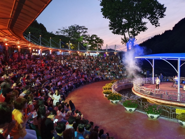 뿌리공원에서 제43회 구민의 날 기념행사 축하공연 무대 열려