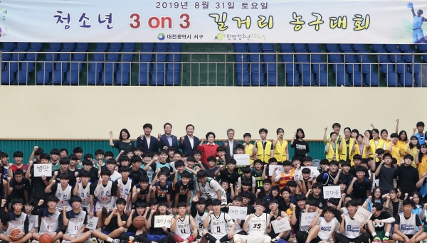 지난달 31일 도솔다목적체육관에서 청소년 길거리 농구대회가 열려 중등부 16개, 고등부 16개 팀 총 32개 팀이 열띤 경쟁으로 그 동안 갈고닦은 실력을 뽐냈다