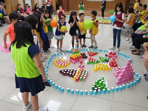 지난 8월 31일 유성구 유스호스텔에서 개최된   ‘1박2일 청소년 가족캠프’에서 참가 가족들이 ‘행복한 가정 표현하기’를 주제로 우리가족 밥상