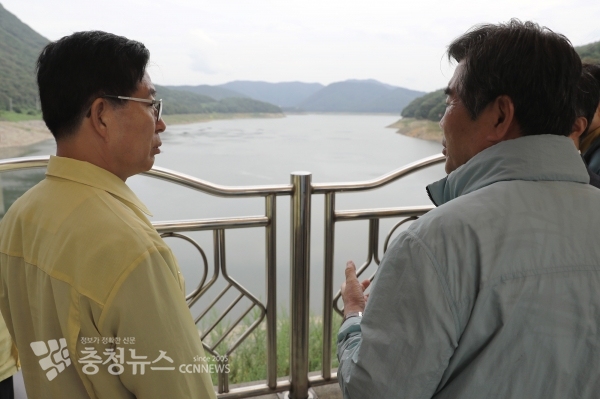 양승조 지사가 1일 보령댐을 방문해 김동일 보령시장과 가뭄 상황을 살펴보고 있다.