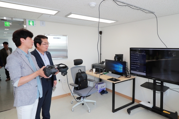 청년아지트 나와YOU 내부를 둘러보는 오세현 아산시장