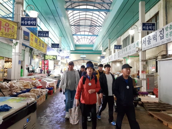 팔도장터 관광열차 이용 관광객 모습