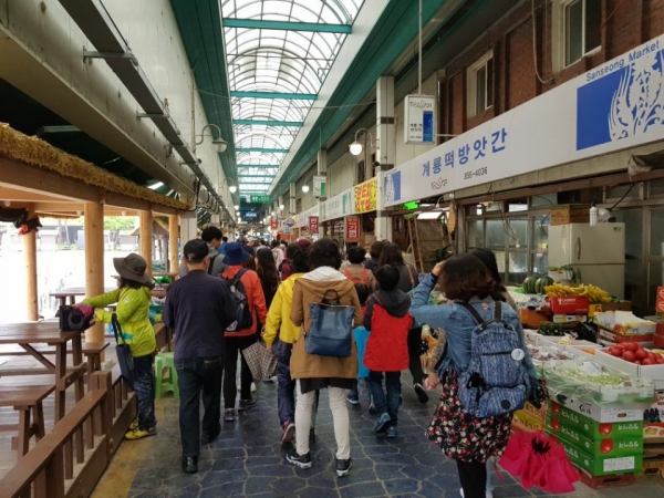 팔도장터 관광열차 이용 관광객 모습