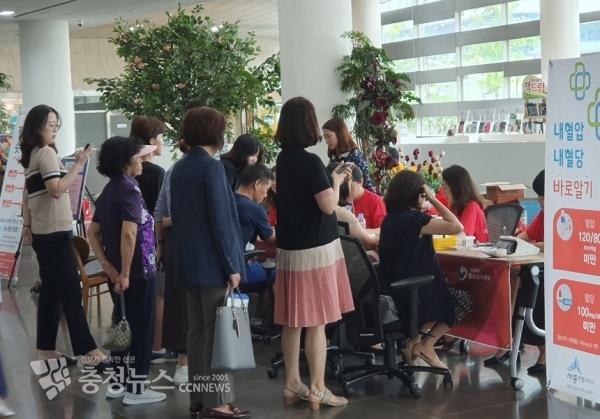 세종특별자치시(시장 이춘희)가  2일 1층 로비에서 오전 11시부터 오후 3시까지 세종시민을 대상으로 혈압, 혈당, 콜레스테롤을 측정하고 심뇌혈관질환 예방관리 방법을 안내하는 ‘자기혈관 숫자 알기, 레드서클 캠페인’을 진행했다. 5일에는 정부세종청사에서 운영할 예정이다.