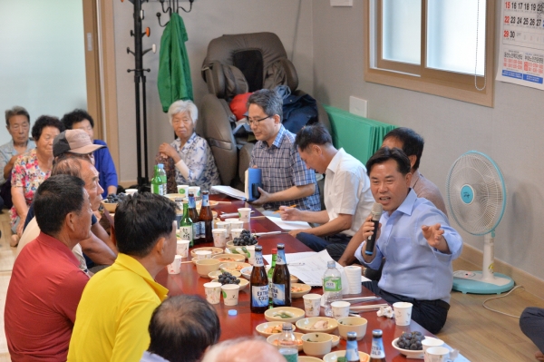 박정현 군수 논티2리 마을회관 방문