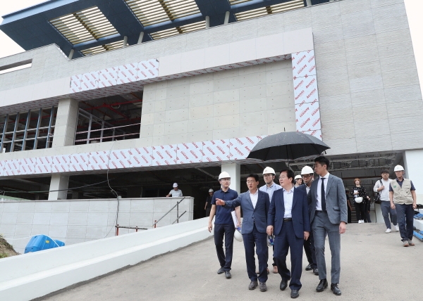 관저체육관 현장점검에 나선 장종태 구청장