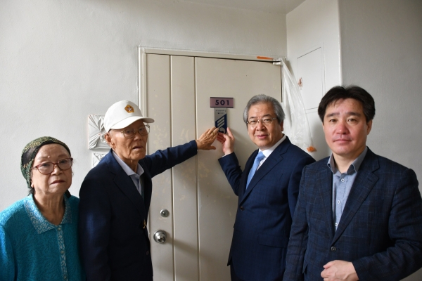 오른쪽부터 이남일 대전지방보훈청장, 오정호 새로남교회 담임목사, 6ㆍ25참전유공자 이명배 옹, 배우자 안종인 씨