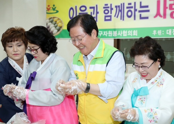 3일 구청 구내식당 후생관에서 민족고유의 명절인 추석을 맞아 어려운 이웃과 함께하는 ’사랑의 송편 나눔’ 봉사활동