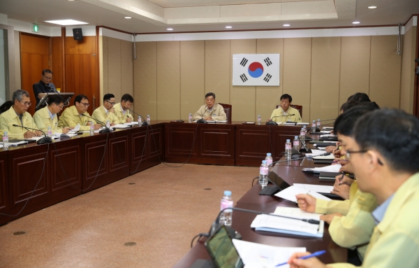 4일 오전 태안군청 소회의실에서 진행된 태풍 긴급대책회의 모습.