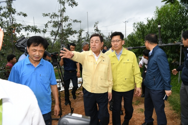 황선봉 군수와 김현수 장관이 농가를 방문해 현장을 살펴보고 있다