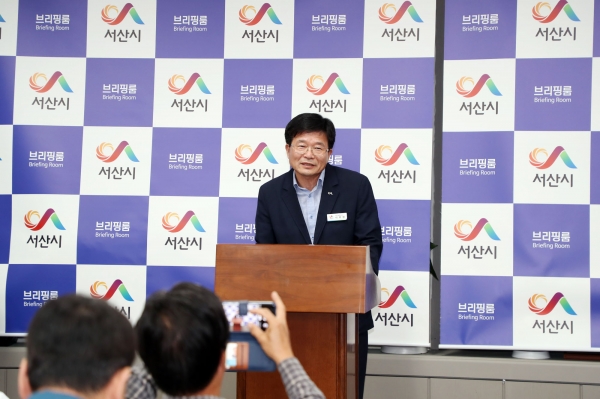 이무원 서산시농업기술센터 소장 염해 간척농지 내 태양광 설치에 대한 입장 브리핑 모습