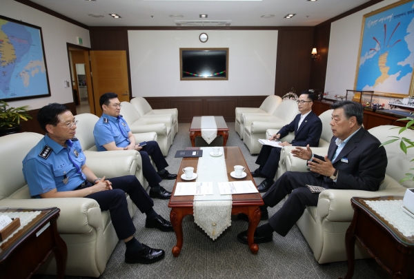 태안이 중부해경청 이전의 최적지임을 적극적으로 피력/ 사진은 지난 4일 해양경찰청을 찾아 조현배 청장을 만난 가세로 군수 모습.