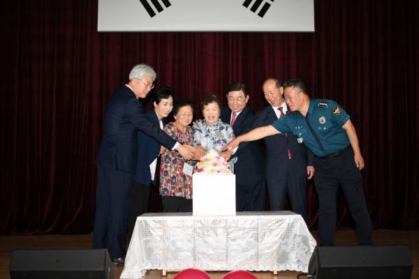 제10회 문해한마당(10주년 축하떡 자르기).