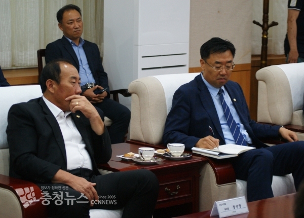 좌로부터 정상영 부의장, 김기재 의장