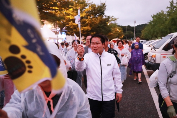 걷기대회 참여 시민을 격려하는 오세현 아산시장