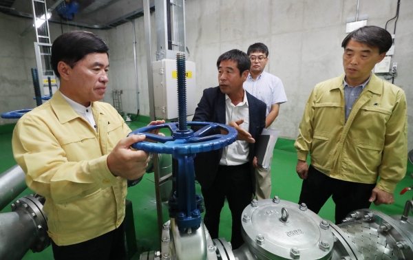 황인호 동구청장이 5일 천동 지하차도 배수펌프장을 찾아 제13호 태풍 ‘링링’ 대비 긴급현장점검을 실시하고 있다.