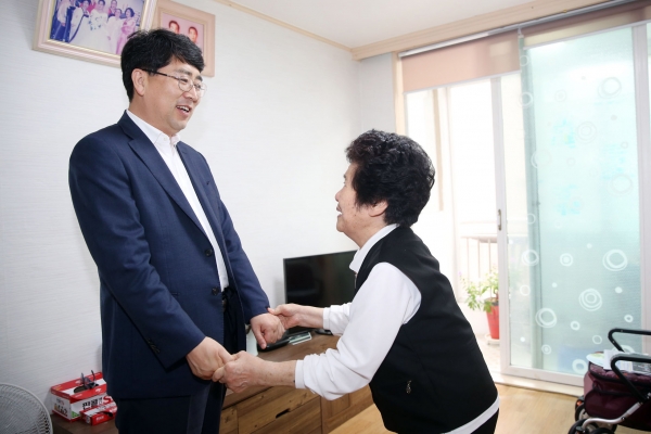 추석 명절 맞아 어려운 이웃 위문에 나선 맹정호 서산시장