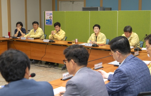 박정현 대덕구청장이 6일 중회의실에서 태풍 ‘링링’ 대비 긴급 대책회의를 주재하고 있다