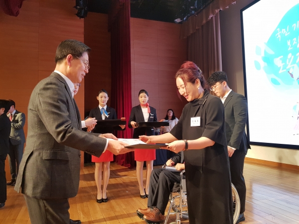 사회복지유공 아산시 이숙희씨 수상 모습