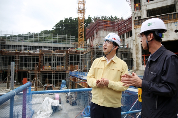 서희 스타힐스 공사 현장을 방문해 공사 현장 관계자들과 타워크레인 등 시설물 점검 실시