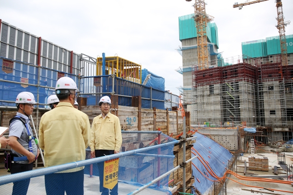 맹정호 서산시장이 태풍피해 현장 대응 상황을 점검하고 있다.