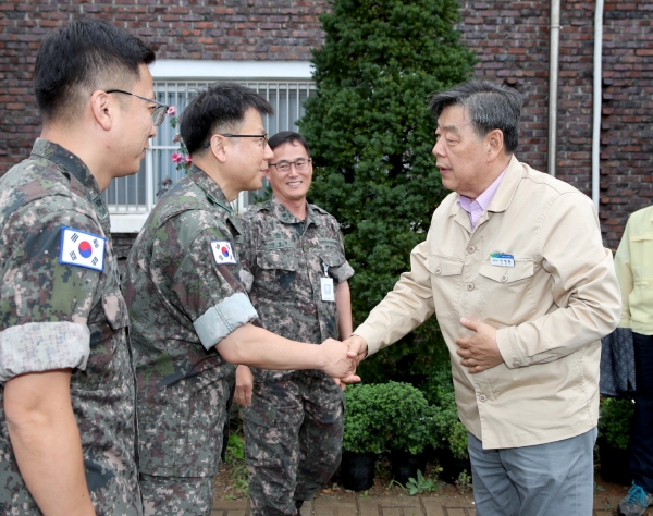명절맞이 군경위문에 나선 가세로 군수