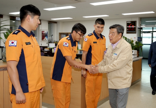 명절맞이 소방관 위문중인 가세로 군수