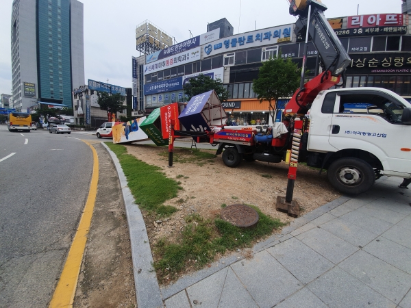 제13호 태풍 ‘링링’북상에 따른 대비로 천안문화재단이 천안흥타령춤축제2019 시설물을 철거하는 모습
