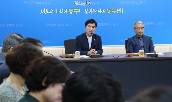 황인호 동구청장(사진 왼쪽)이 보고회에 앞서 인사말을 하고 있다.(사진 오른쪽은 임근창 부구청장)