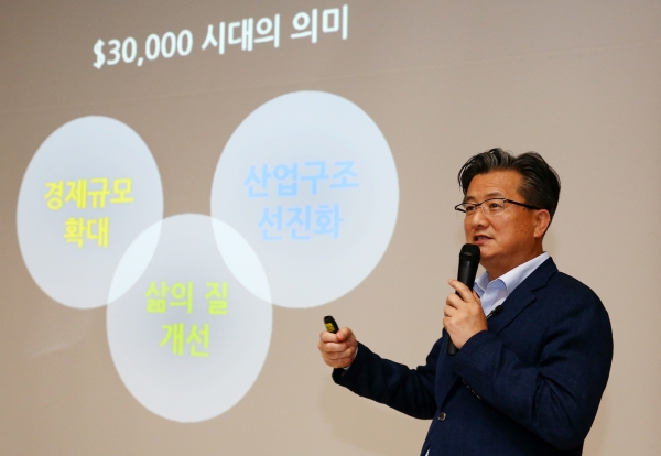 지난 6일 원신흥도서관에서 개강한 ‘자치분권대학 유성캠퍼스‘ 기본과정에서 정용래 유성구청장 특강 모습