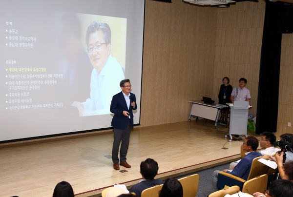 지난 6일 원신흥도서관에서 개강한 ‘자치분권대학 유성캠퍼스‘ 기본과정에서 정용래 유성구청장 특강 모습