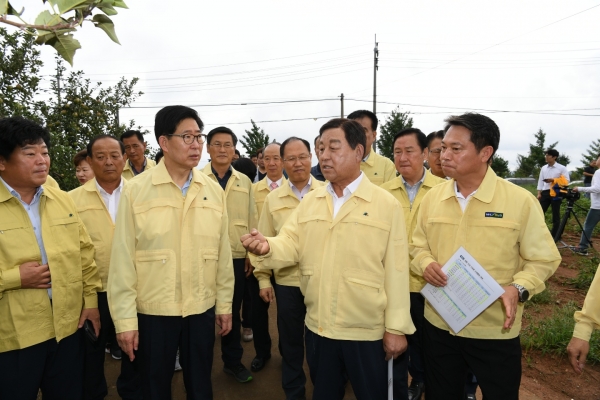 피해 농가를 방문한 양승조 충남도지사와 황선봉 군수