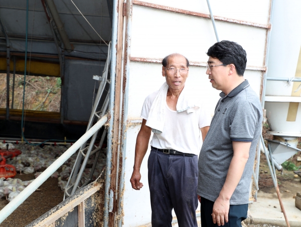 맹정호 서산시장이 8일 태풍으로 피해를 입은 양계농가를 방문해 피해 상황을 확인하고 피해 주민을 위로하고 있다